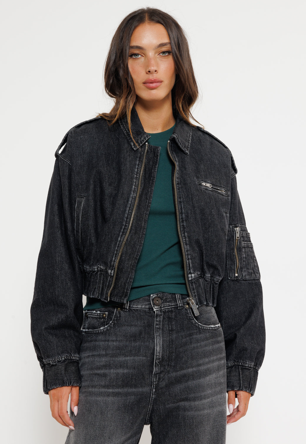 ג'קט ג'ינס קצר בגוון שחור