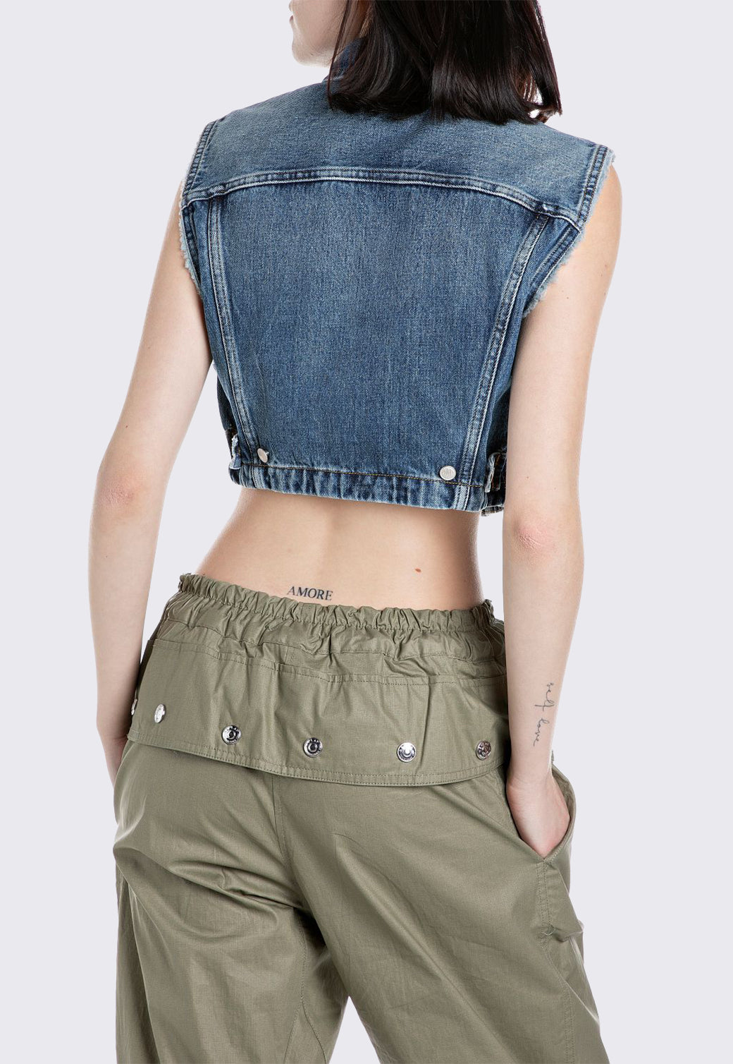 וסט ג’ינס קצר לנשים בגוון כחול קלאסי