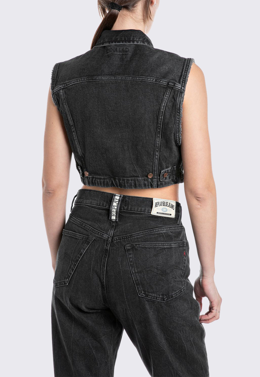 וסט ג'ינס לנשים בצבע שחור דהוי