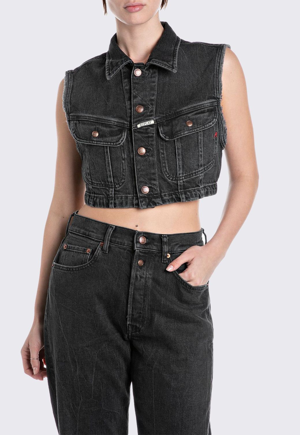 וסט ג'ינס לנשים בצבע שחור דהוי