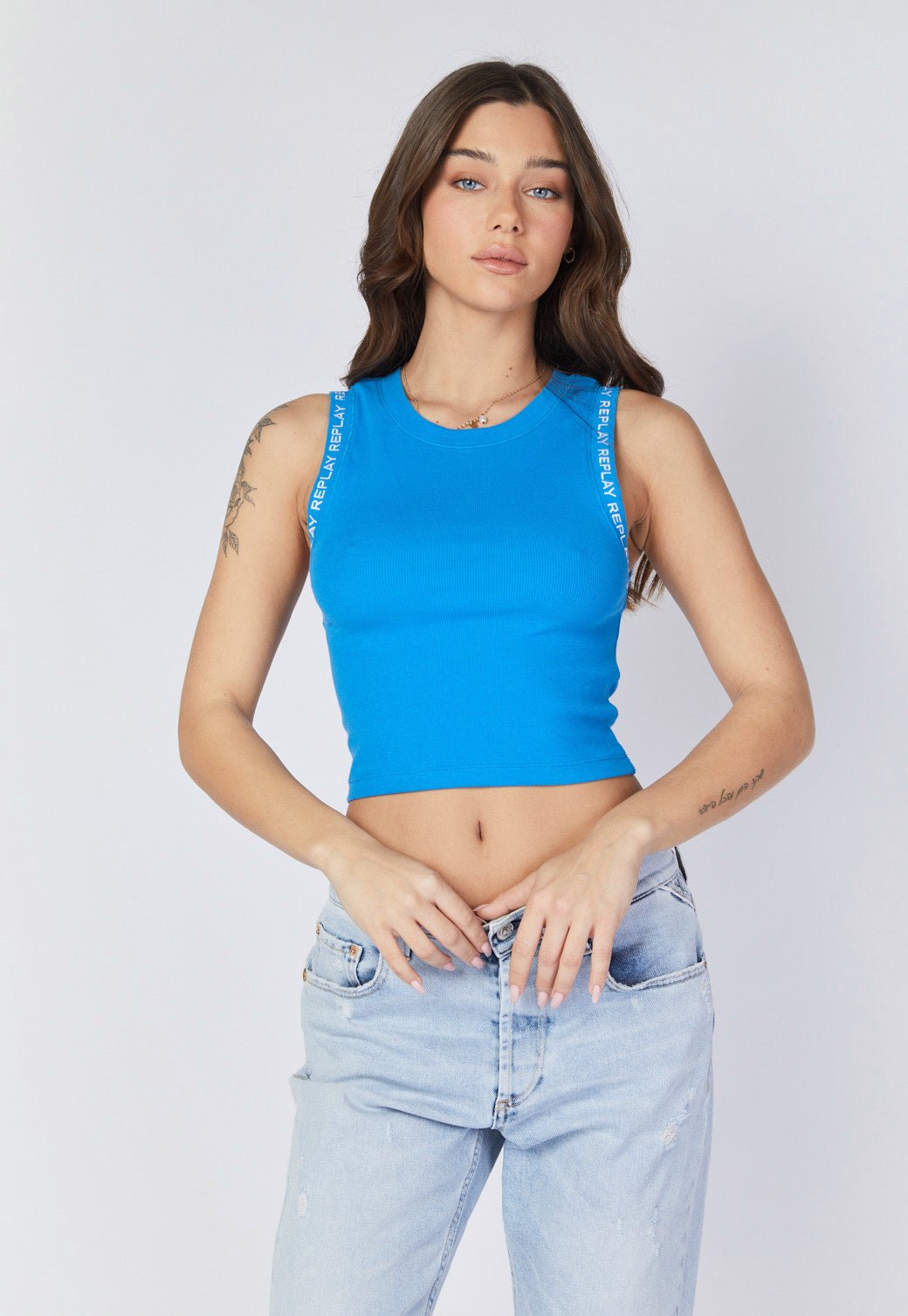 גופיית קרופ צמודה לוגו סטריפ נשים - Replay