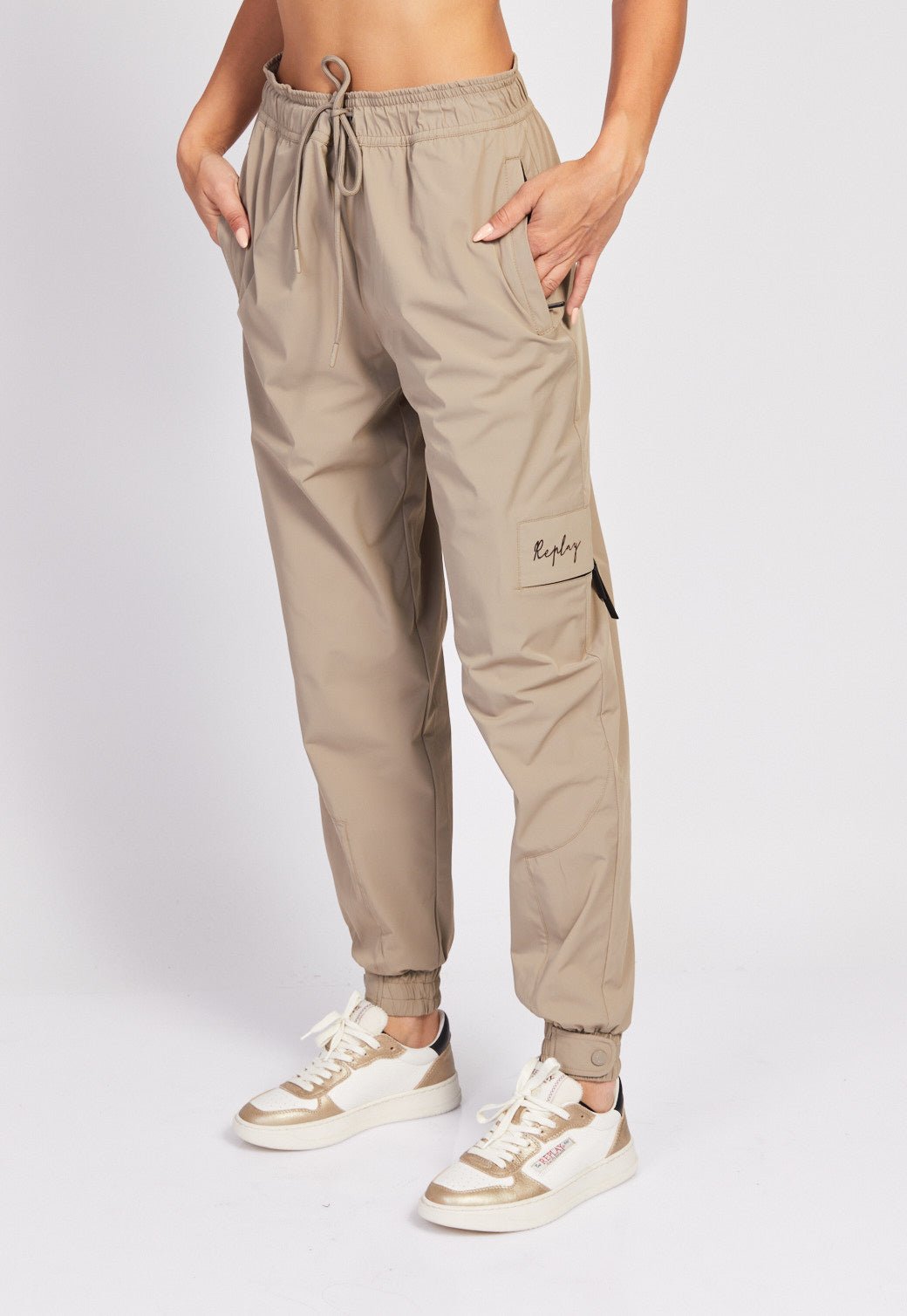 מכנסי טרנינג מבד ניילון נשים - Replay