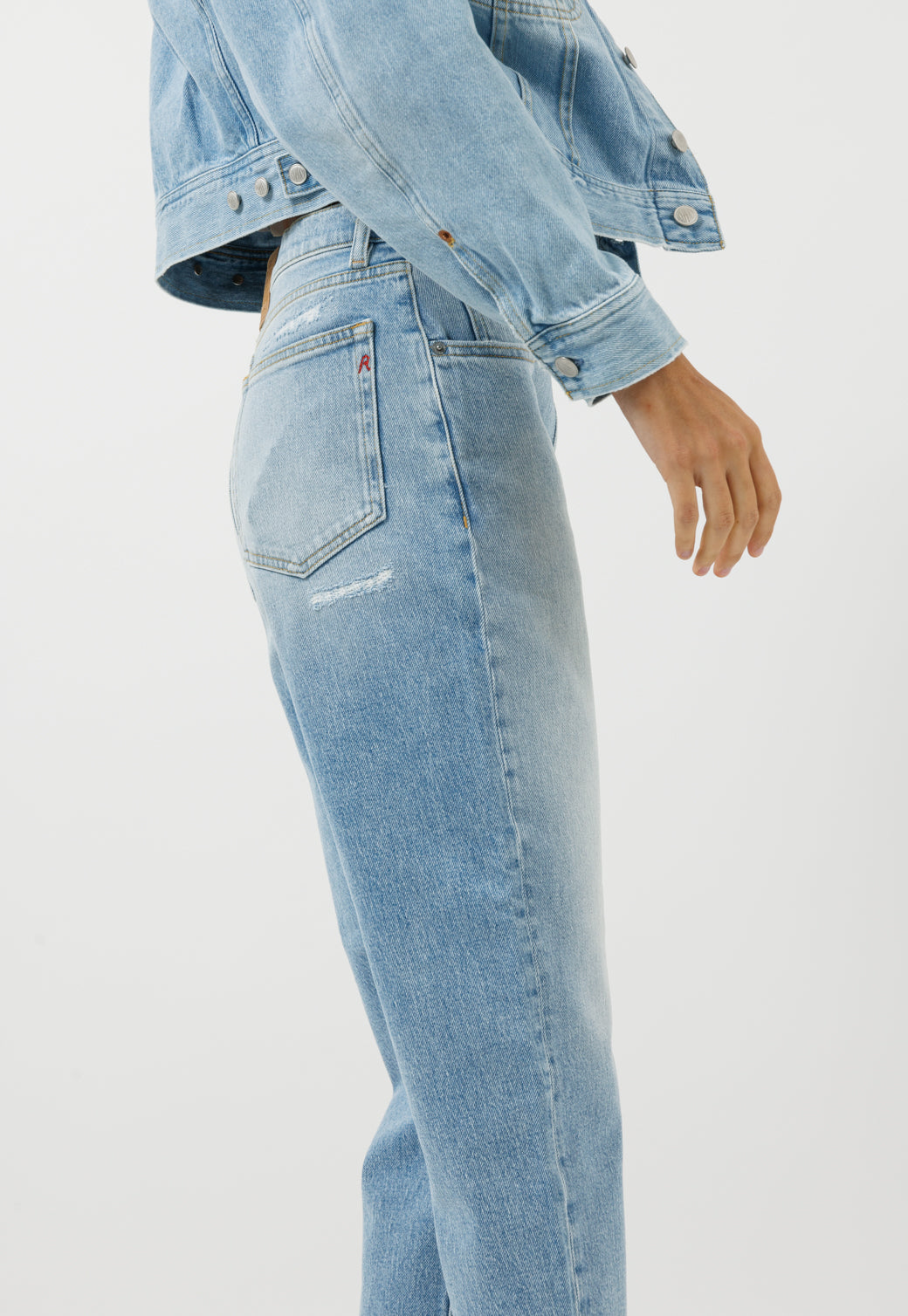 ג'ינס רחב בגזרה גבוהה בצבע כחול בהיר